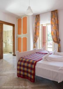een slaapkamer met 2 bedden en een badkamer bij Centro Ferie Salvatore in San Felice Circeo