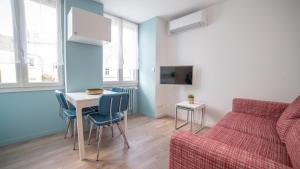 Gallery image of La Maison, 4 appartements 3 étoiles climatisés au centre ville avec jardin proche du Parc et des Thermes in Lons-le-Saunier