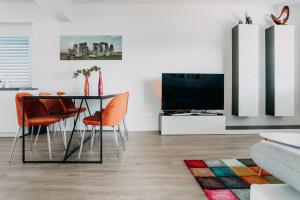 TV a/nebo společenská místnost v ubytování Lora & Lana Resort