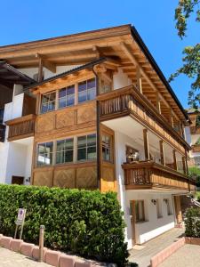 a large wooden house with a balcony at Ciasa David Marebbe in San Vigilio Di Marebbe