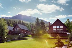 una casa con una montagna sullo sfondo di Banff Gate Mountain Resort a Canmore