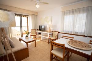 salon z kanapą i stołem w obiekcie Apartamentos María Cristina Beach w mieście Benidorm