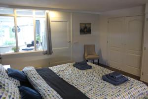 sypialnia z łóżkiem z dwoma ręcznikami w obiekcie Reseda apartment w mieście Alblasserdam