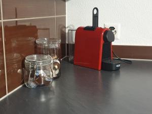 Zestaw do parzenia kawy i herbaty w obiekcie Gîte La Broye