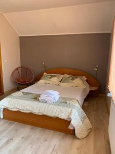 Кровать или кровати в номере Pensiunea M&M