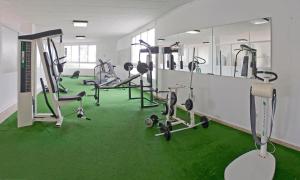 The fitness centre and/or fitness facilities at Hostal Cervantes