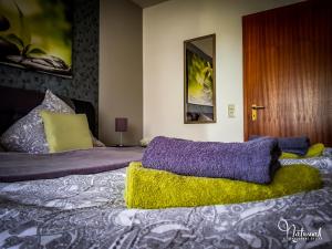 a bedroom with a bed with a purple blanket at Ferienwohnung Naturnah in Goslar