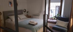Postel nebo postele na pokoji v ubytování Murallas de Sigüenza