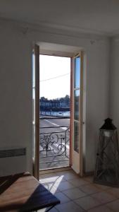 サン・ジャン・ド・ローヌにあるLe Relais des Négociantsのベッドルーム1室(景色を望むバルコニーへのドア付)