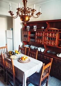 een eetkamer met een tafel en een kroonluchter bij Casa de la Marina in Navas de Oro