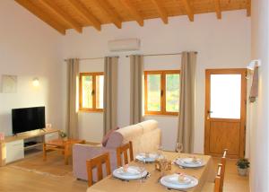 ein Wohnzimmer mit einem Tisch und einem Sofa in der Unterkunft Quinta das Alfambras in Aljezur