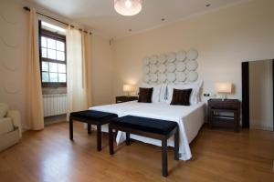 1 dormitorio grande con 1 cama blanca grande y ventana en Quinta da Devesa, en Valença 22 fotos más