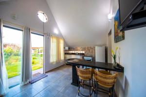 a kitchen with a table and chairs in a room at Chalés Recanto Paraíso in Alto Paraíso de Goiás +64 photos