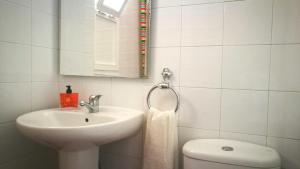 A bathroom at Urb Tortuga 1 Adults Recommended