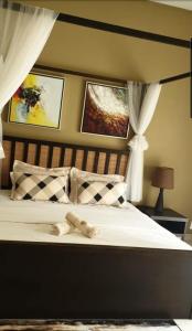 ein Schlafzimmer mit einem Bett mit zwei Handtüchern darauf in der Unterkunft Gold Coast Rose Studio in Banting