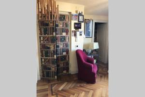 een woonkamer met een boekenplank gevuld met boeken bij Beautiful and charming apartment Milan citycenter in Milaan