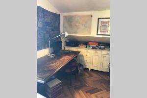 A kitchen or kitchenette at City Center Milanese Cosy Retreat