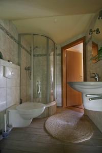 a bathroom with a tub and a toilet and a sink at Ferienwohnung im historischen Bauernhaus in Neuendorf Heide