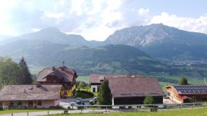 Vista generica sulle montagne o vista sulle montagne dall'interno dell'agriturismo