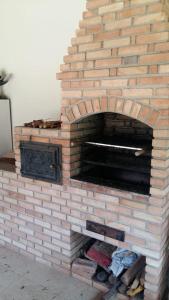 un horno de ladrillo con una pizza dentro. en Chácara em Atibaia, en Atibaia