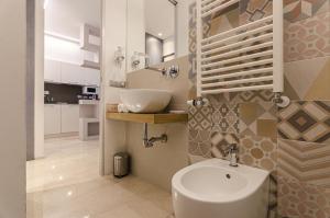 un bagno con un lavandino e un water al suo interno di Residenza l'oasi a Bologna