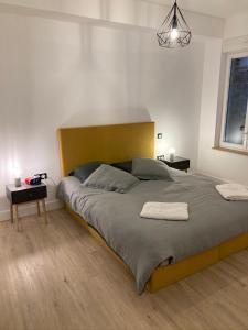 Posteľ alebo postele v izbe v ubytovaní suite Charles - vue musée Rimbaud