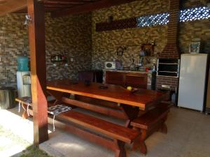 Η κουζίνα ή μικρή κουζίνα στο Sunset Suítes Arraial