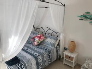 una camera da letto con un letto a baldacchino di Pomelie di Vendicari a Noto
