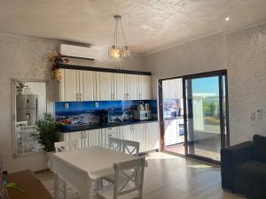 a kitchen with a table and a dining room at Guest House Costa 1 in Karianí