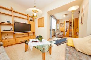 ein Wohnzimmer mit einem Sofa und einem Tisch in der Unterkunft Gast-und Weinhaus Burkard in Bernkastel-Kues