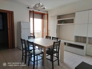 cocina con mesa de comedor y sillas en Casa di Gigi- comodo appartamento in Galatina, en Galatina