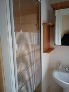 Un baño de L&g FAMILY HOLIDAYS 8 BERTH CORAL BEACH JOHN FAMILYS ONLY AND LEAD PERSON MUST BE OVER 30