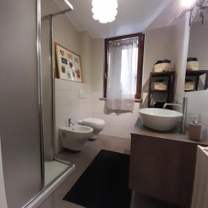 łazienka z 2 umywalkami, toaletą i prysznicem w obiekcie Appartamento Porta Maggiore w mieście Orvieto +23 zdjęcia
