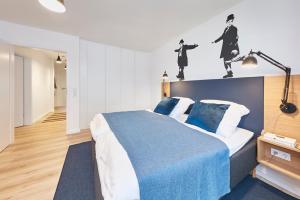 a bedroom with a bed with a blue comforter at Glücksferien- Löwenzahn in Glücksburg