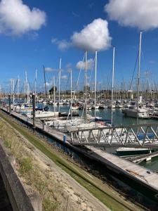 een jachthaven met veel boten in het water bij Zonnig appartement in Nieuwpoort