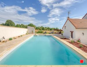 una piscina en el patio trasero de una casa con una casa en maison blanche piscine et petit déjeuner en Châtellerault