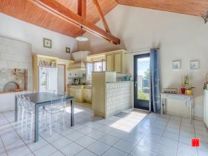 Imagen de la galería de maison blanche piscine et petit déjeuner, en Châtellerault