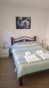 una camera da letto con un letto e asciugamani di Casa Ocean Park - Brothers a Ocean Park