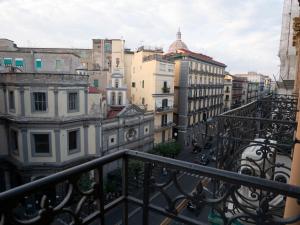 d'un balcon offrant une vue sur la ville. dans l'établissement Nartè Rooms, à Naples