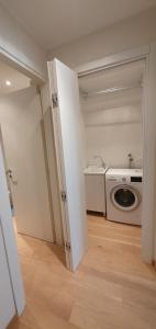 una lavanderia con lavatrice e lavatrice di Baretti apartment a Torino Altre 37 foto