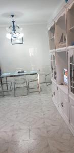 - une salle à manger avec une table et des chaises dans l'établissement Santo Cristo House, à Ponta Delgada