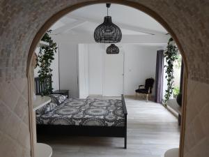 Un pat sau paturi într-o cameră la La villa de Fleury