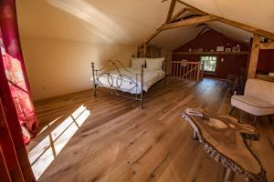 een slaapkamer met een bed op zolder bij romantisches Winzerhäuschen in Bühl