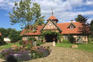 a house with a clock on the roof at Hof Rabenstein Ostsee bei Kühlungsborn in Kröpelin