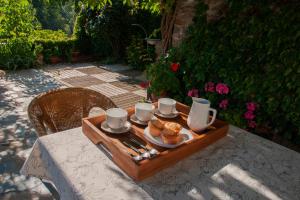 トレベレスにあるCasa-Huerto La Juanaのテーブル(ペストリーとコーヒーカップのトレイ付)