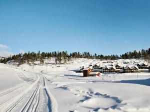 eine schneebedeckte Straße mit einer Gruppe von Zelten in der Ferne in der Unterkunft 6 person holiday home in ÅSERAL-By Traum in Åseral + 18 Fotos