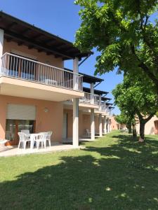 a view of the side of a building with a yard at Ohana Apartments Camping Tiglio in Sirmione
