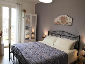 Schlafzimmer mit einem Bett mit blauer Decke in der Unterkunft B&B Il Papavero Rosso in Corigliano dʼOtranto