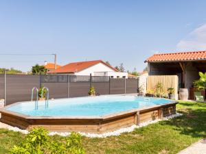 ein Pool in einem Garten mit einem Zaun in der Unterkunft Countryside holiday home with pool in Renaison