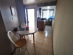 - une cuisine avec une table et des chaises dans la chambre dans l'établissement departamento cd juarez, à Ciudad Juárez